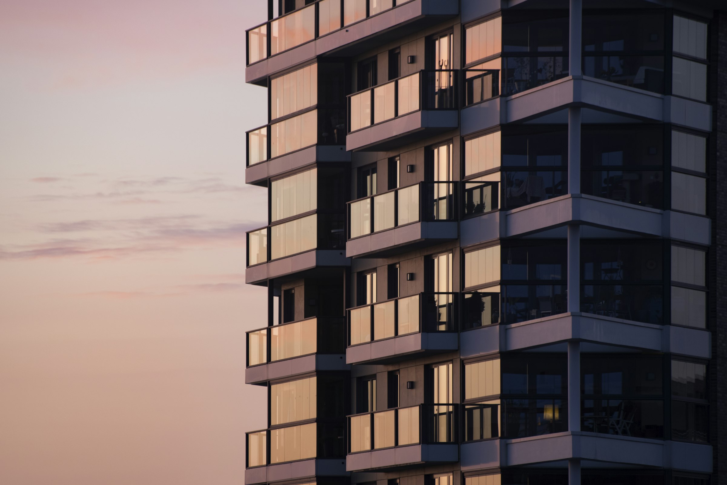Wohngebäude in der Abenddämmerung